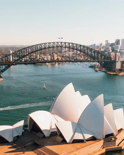 Sidney Opera Binası ve Harbour Köprüsü havadan görünüm