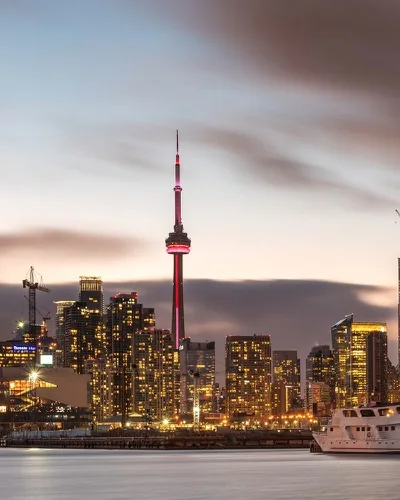 Toronto CN Kulesi ve şehir silueti akşam saatlerinde