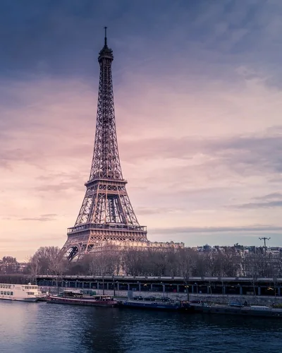 Paris Eyfel Kulesi ve Seine Nehri gün batımında