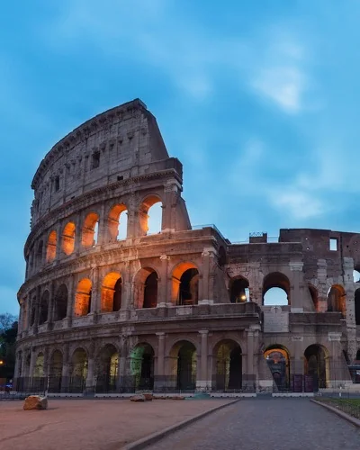Roma Kolezyum akşam aydınlatmasıyla