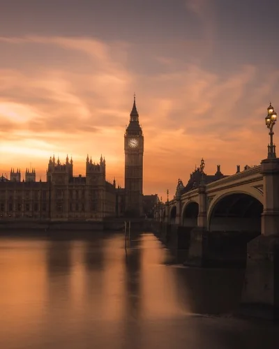 Londra Big Ben ve Parlamento binası Thames kıyısında gün batımında