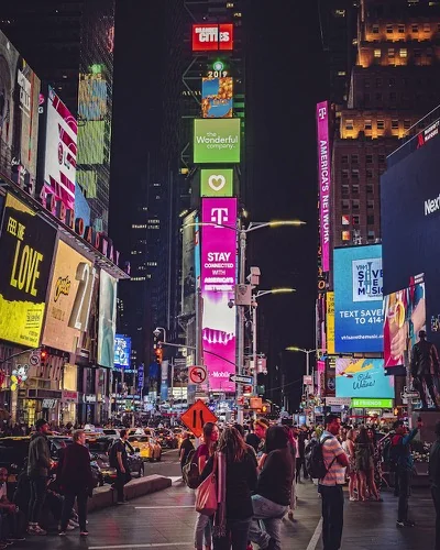 New York Times Meydanı gece ilan panoları ve kalabalığıyla